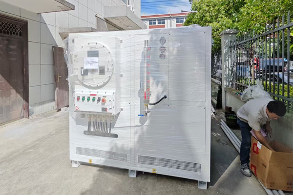 上海某化工公司采購的50℃~300℃防爆加熱控溫裝置出廠發貨